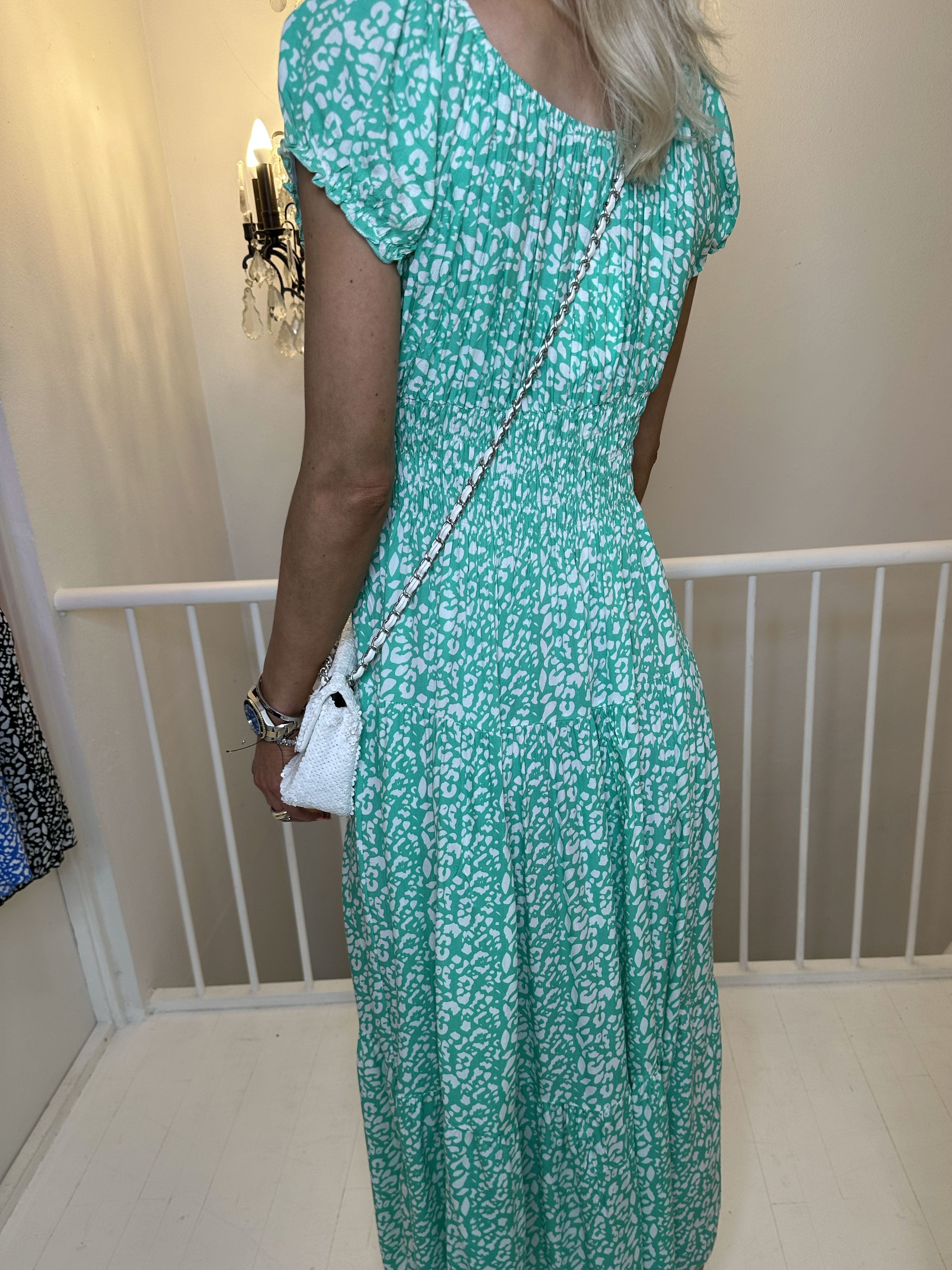 Finalia Pattern - Lång söt klänning med elastisk midja och vitt mönster